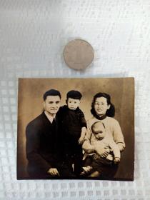 1949年前后上海一家庭全家福