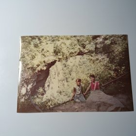 老照片-90年代初一对年轻母女在张家界天下第一桥留影（1）