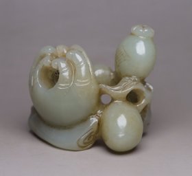 和田玉佛手 规格: 5.1×4.7×3.7厘米 重 91克。 玉质温润细腻，沁色自然，刀功老道，皮壳包浆一流，雕刻生动，线条流畅，品相完美！
