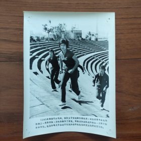 1978年，共青团十大代表、我国击剑世界冠军栾菊杰