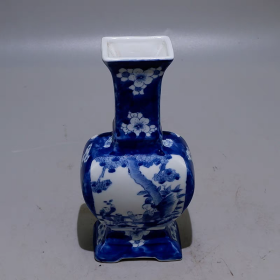 清青花手绘冰梅纹人物故事瓶