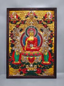 回流藏区大唐卡漆器木框彩绘
《释迦牟尼佛》神态自如，唐卡的民族特色非常鲜明，内容广泛。让芸芸众生顶礼膜拜，无比信仰。
尺寸：高105CM.宽74CM.厚3.5CM
重量：约17斤