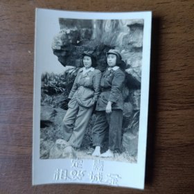 解放初期2个女军人照片（嘉定金城照相馆）
