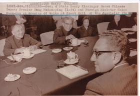 美国国务卿基辛格博士在人民大会堂会见邓小平副总理和外交部长乔冠华的新闻老照片