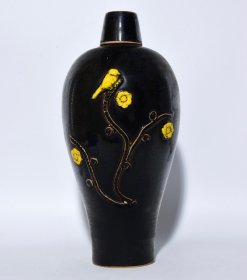 宋定窑黑釉加彩雕刻花鸟梅瓶，高31.5×16厘米