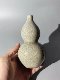 古玩旧藏民国哥釉开片葫芦瓶 口径1.7CM，底径4.5CM，高15.2CM。 【品相】全品。