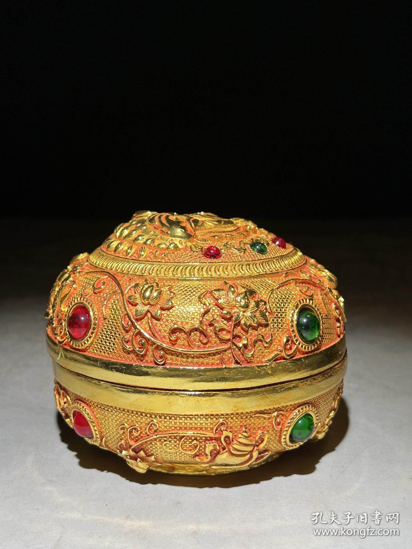 旧藏，银鎏金缠枝莲莲花观音盖罐一只。镶嵌宝石。