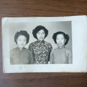 1950年3位女子合影照片