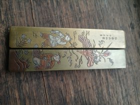 黄铜镇尺（刻有古代童孩人物和花鸟蝙幅荷叶含苞待放莲花等）是长辈留下来作纪念的