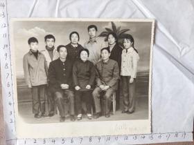 云南大学经济系老教授汤国辉相册:60-70年代汤教授(前排左一或右一)与三寸金莲母亲及家人合影照照片