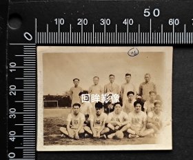 40年代上海国货足球队队员和住着在虹口公园球场合影