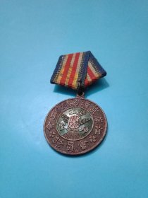 博物馆展览仿制件《1923年“江岸京汉铁路工会会员证”》（此为铁质《会员证》，3.5×3.5厘米，顶端有绶带；正面有“江岸京汉铁路工会会员吗”字样，背面有年号“1923”）