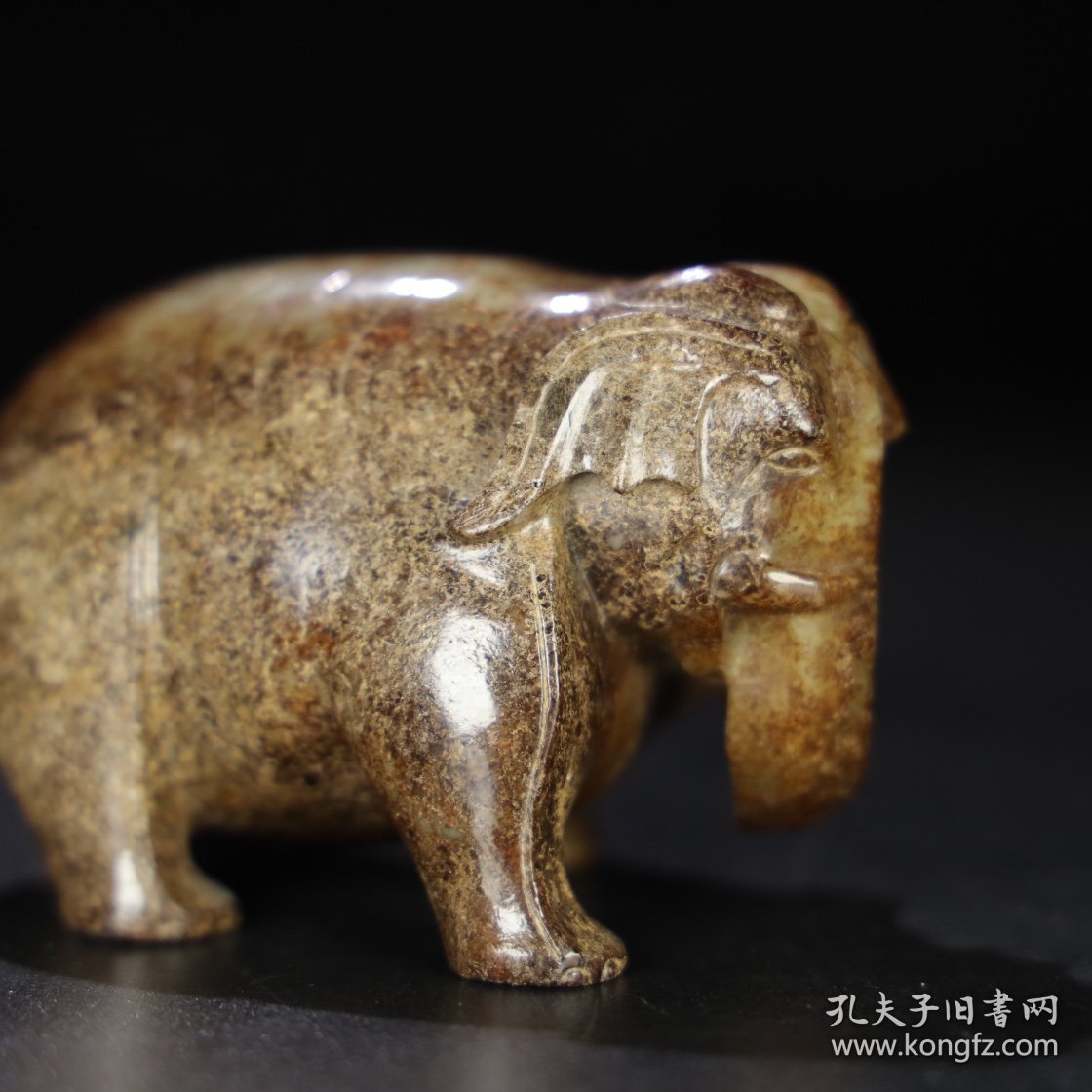 旧藏 和田玉象，玉质细腻油润，包浆老道，尺寸 长 9.6厘米，宽 5.5厘米，高 5.8厘米，重 435.5克