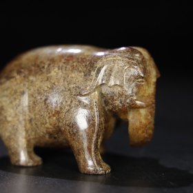 旧藏 和田玉象，玉质细腻油润，包浆老道，尺寸 长 9.6厘米，宽 5.5厘米，高 5.8厘米，重 435.5克