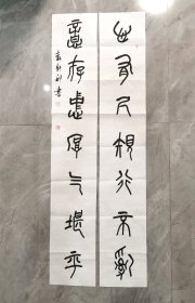 中书协袁新利《心有尺规行不乱，意存忠厚气堪平》，138×46cm，宣纸，保真。袁新利（袁仲利）：斋号德善书堂，河南省辉县人。胡抗美艺术馆书法艺术委员会委员，中国书法家协会会员，北兰亭书友会会员。2013年进修于清华美院导师书画工作室。入展获奖：首届“曾子红”杯兰亭奖孝文化主题书法展特等奖，邓石如奖全国书法展 获奖 首届仓颉杯全国书法大奖赛 获奖 第二届北兰亭电视书法大赛 获奖