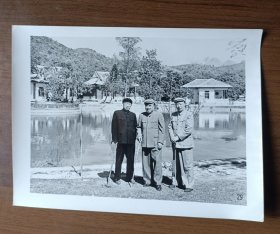 新华社老照片：罗荣桓、朱德、聂荣臻同志在广东合影照片（8寸）