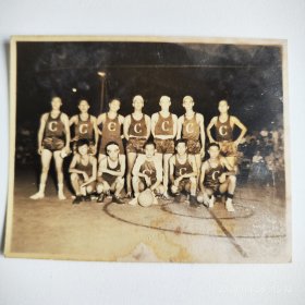 民国足球队老照片：统一穿C字母球衣的球队 民国足球队集体合影留念老照片，二排最右边为著名导演 岑范。照片约拍摄于四十年代中后期。尺幅如图所示。