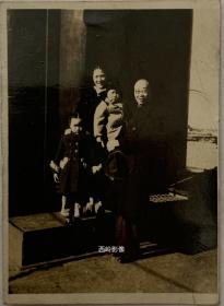 【老照片】民国时期沪上知识分子家庭照（一家四口）--- 旧照系上海外国语大学徐枚女士旧藏。