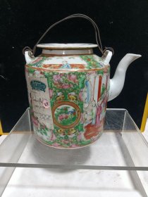 清中晚期广彩人物花卉纹茶壶