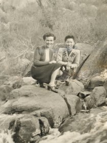 民国旗袍美女在公园老照片