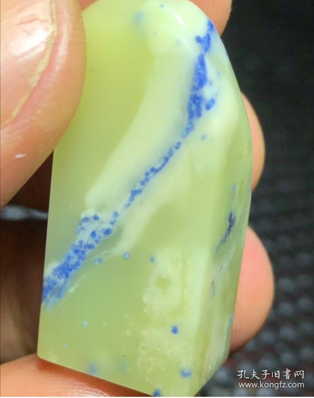 青田封门蓝星，底子干净，星点漂亮！蓝星特点，有微丝，不影响篆刻。 尺寸 青田封门蓝星，底子干净，星点漂亮！蓝星特点，有微丝，不影响篆刻。 尺寸：1*1.2*3.4