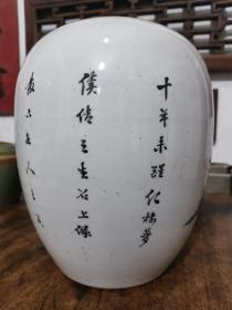 民国红楼梦人物粉彩冬瓜罐，1200元，绘有贾宝玉和林黛玉等人，诗题：十年未醒红楼梦，续结三生石上缘。仿六如人之意，书于珠山客次，江西胡子林作。此罐对于研究红学是一件很好的标本。品相如图，有冲线，保真包老。