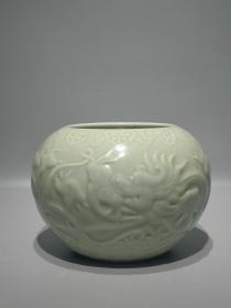 大清雍正年制，粉青釉雕刻龙穿灵芝笔洗，高：15.8cm，肚直径：21cm