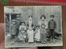 民国时期原版老照片 1张（日本女人孩子多人合影，大尺寸：15.9cm x 11.4cm）。0021