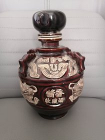 茅台酒瓶（四）（瓶为瓷器，酱色釉，有刻花二龙戏酒图，上有文字贵州茅台镇”、"酱香收藏酒"）