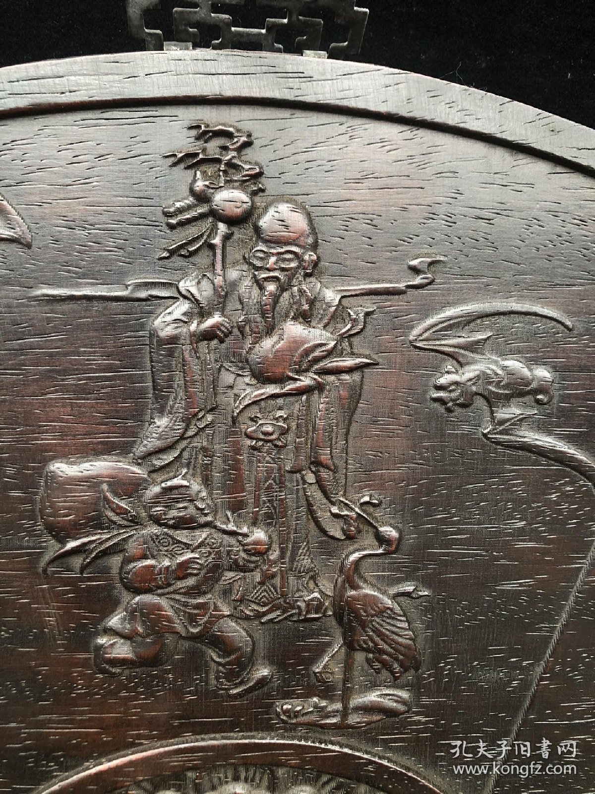 整板雕刻挂匾，雕刻福禄寿三星，画卷造型，别致大方，雕工细腻，温馨大气，尺寸70*28*2.5，