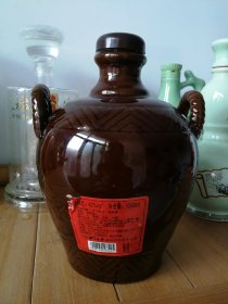 酒瓶。天下粮仓双耳陶瓷酒瓶，42度1000ml。河北天下粮仓酿酒股份有限公司出品。（非钱币，烟标，邮票，连环画）