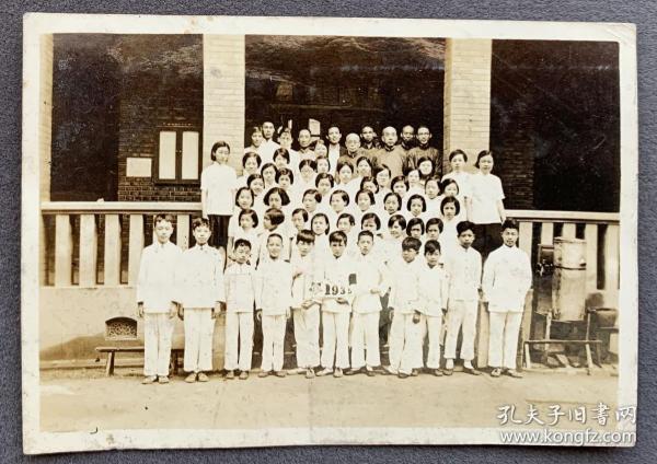 1935年 小学毕业生与老师合影照一枚（前排男生手持带“1935”等字样校旗，中间四排为女学生，最后一排为学校教师和校董。）