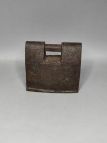清代老铁器，铁锁子。长7cm 宽2.7cm 高6.5cm。