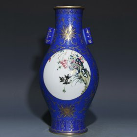清乾隆蓝地轧道开光粉彩花鸟纹贯耳瓶，高32.8cm直径17cm