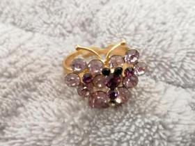 90年代的金属蝴蝶戒指 镀金 镶嵌很闪的水钻 标价仅仅只是一枚蝴蝶戒指的价格，不包括手^_&