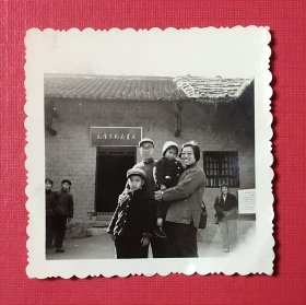 一家四口在毛泽东同志旧居合影照片