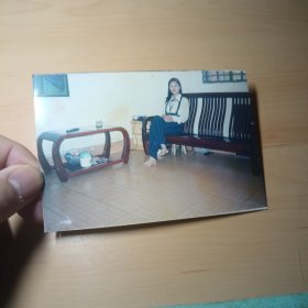 老照片–漂亮女孩坐在室内长椅上留影