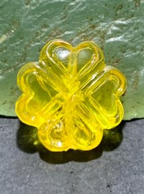 天然乌克兰原矿蜜蜡雕刻四叶幸运草随形通货背云（板珠，吊坠)一个