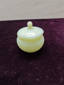 老琉璃罐（白色，罐身有类似雕花纹路，通体温润，如同白玉）