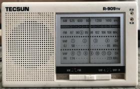 无线电/收音机爱好者专项收藏 德生牌TECSUN R-909TV型半导体袖珍口袋机 调频调幅电视伴音收音机 不通电配件机 外观品相尺寸以图为准 内部零件完整无缺 推荐运费到付