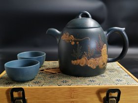 精品紫砂壶 套壶 顾景舟制 《秦权》一壶两杯 原矿宝石蓝砂料制作，做工精细， 礼盒包装珍藏，品相一流。