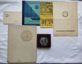 1958年德国、东德莱比锡第一届运动会、全套物品（本届为全世界社会主义国家运动会）（1莱比锡第一届运动会丛书•书内有领导和比赛冠军亲笔签名）、（2运动会纪念章）、（3对我国邀请函）、（4夏季斯巴达战役中*组织程序设计书册）（5出席施塔特尔展览会册）等、纪念意义很重！《此届运动会我国选手陈镜开举重项目破世界纪录》