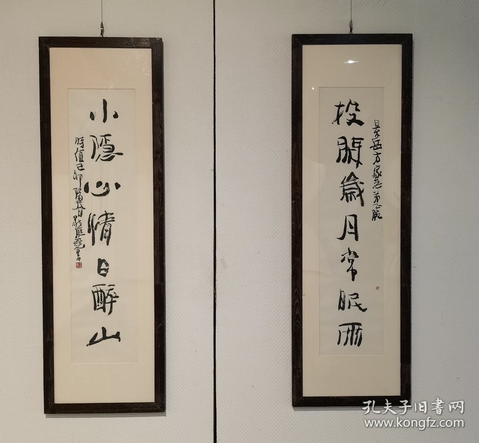 敬庭尧 书法对联133×32×2托片（保真私洽）敬庭尧（曾用名：敬廷尧），1949年生于四川省射洪县，毕业于解放军艺术学院美术系。原解放军总后政治部文艺创作室画家(享受文职副军级和国务院特殊贡献津贴待遇)。中国美术家协会会员、国家一级美术师、西藏自治区美术家协会顾问；曾任全军美术高级职称评委、北京美术家协会理事。被中国文联评为“97'中国画坛百杰”画家。