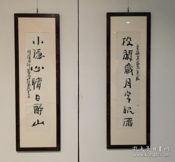 敬庭尧 书法对联133×32×2托片（保真私洽）敬庭尧（曾用名：敬廷尧），1949年生于四川省射洪县，毕业于解放军艺术学院美术系。原解放军总后政治部文艺创作室画家(享受文职副军级和国务院特殊贡献津贴待遇)。中国美术家协会会员、国家一级美术师、西藏自治区美术家协会顾问；曾任全军美术高级职称评委、北京美术家协会理事。被中国文联评为“97'中国画坛百杰”画家。