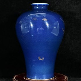 大清乾隆年制霁蓝釉描本色真金花鸟秋林鸣禽图酒瓶梅瓶
高28.2径18厘米2