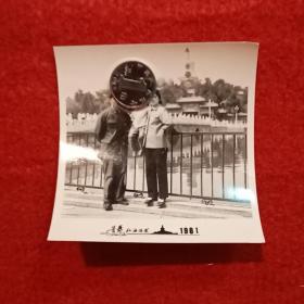 时光记忆:黑白老照片·军人家庭，首都北海留影，1981。