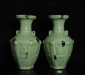 宋龙泉窑梅子青斑点釉雕刻人物纹双系瓶一对，高24×15厘米