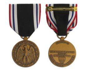 美国公发原品 USGI Prisoner of War Medal POW 战俘勋章 全新带盒 87年，LIGI产(有时会有其它年份) 包含勋章，勋略，盒子 勋章直径约3.2厘米，总长7.3厘米