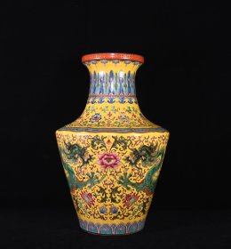 清乾隆珐琅彩龙穿花纹尊，高39.5×26厘米