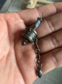 l小铜挂转轮，品相完好，有轻微使用痕迹。可转动设计，适合搭配各种风格。喜欢的朋友可以直接下单哦～